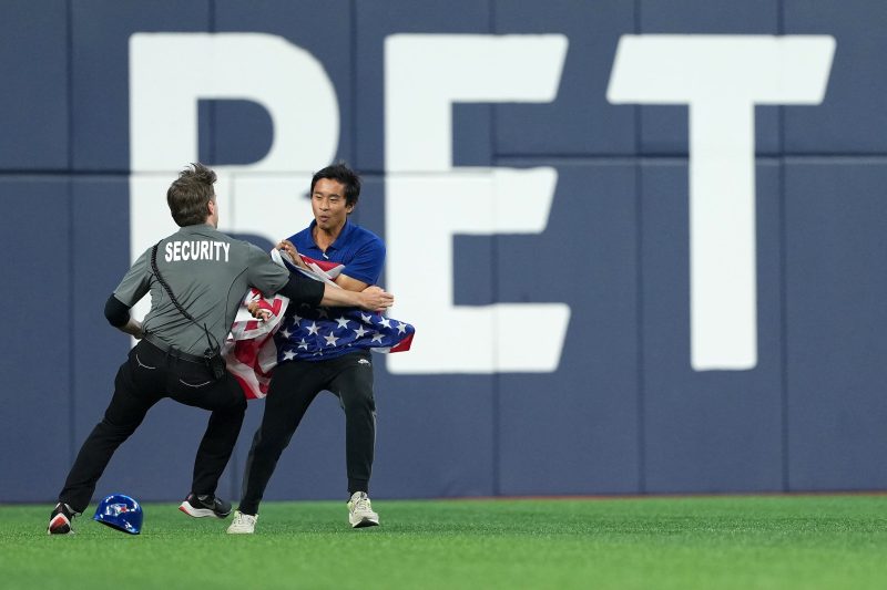 Watch: Fan with American flag runs onto field during World Series game